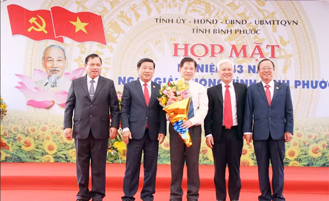Lãnh đạo hai tỉnh Bình Phước và Bình Dương tặng hoa đồng chí Nguyễn Minh Triết, nguyên Ủy viên Bộ Chính trị, nguyên Chủ tịch nước tại buổi họp mặt.