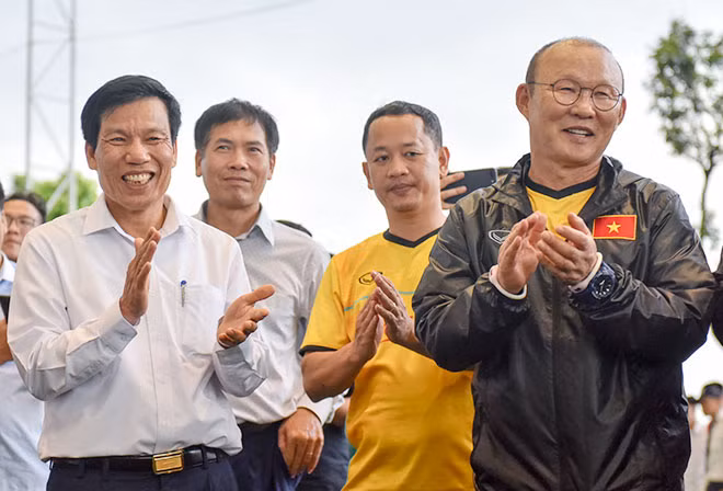 Bộ trưởng Nguyễn Ngọc Thiện thăm U23 Việt Nam trước thềm ASIAD 18. Ảnh: H.A.