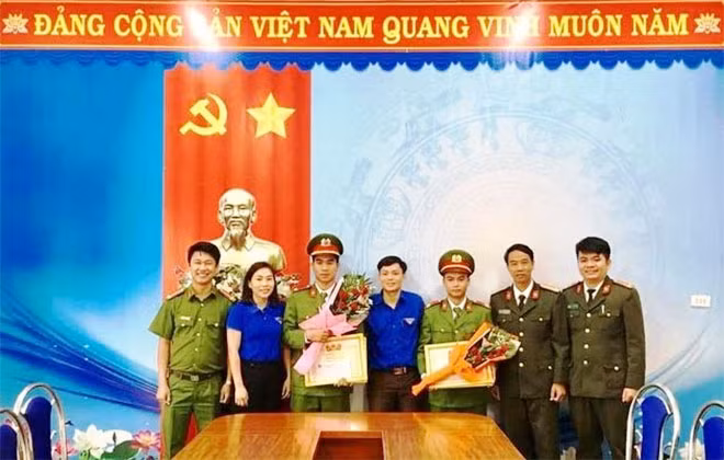 Tỉnh đoàn Quảng Trị tặng Bằng khen cho hai chiến sĩ Nguyễn Văn Đức và Võ Quang Trực.