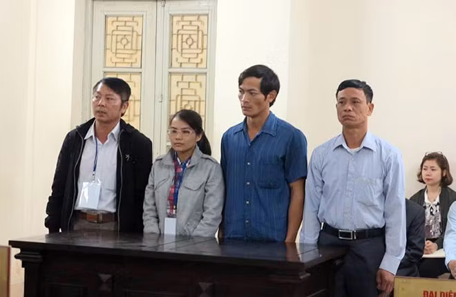 Bị cáo Trà và đồng phạm tại phiên xử.