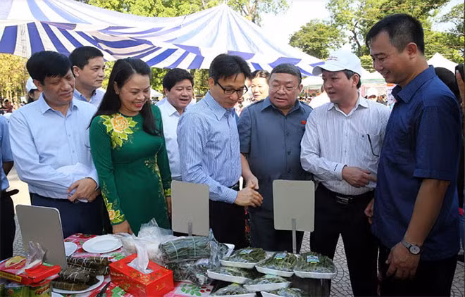 Phó Thủ tướng và các đại biểu tham quan gian hàng thực phẩm sạch.