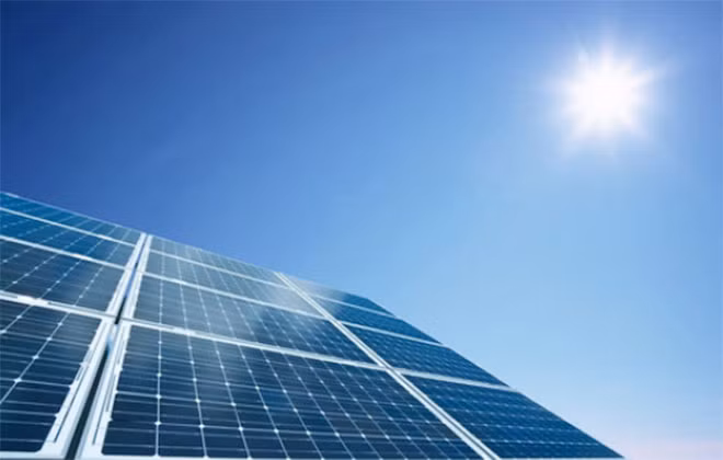 Điện mặt trời áp mái từng bước đi vào cuộc sống của người dân. Điện mặt trời áp mái từng bước đi vào cuộc sống của người dân.