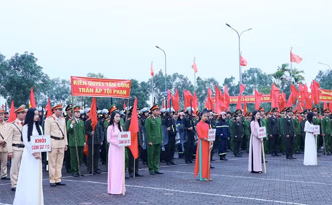 Các lực lượng tham gia tại lễ ra quân.