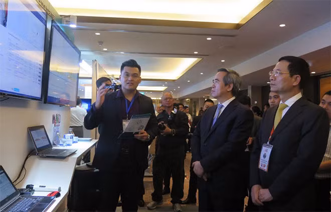 Đoàn đại biểu cấp cao thăm quan gian trưng bày của Viettel.