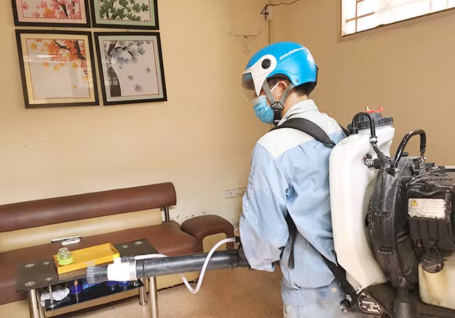 Phun thuốc diệt muỗi là một biện pháp phòng chống sốt xuất huyết hữu hiệu.