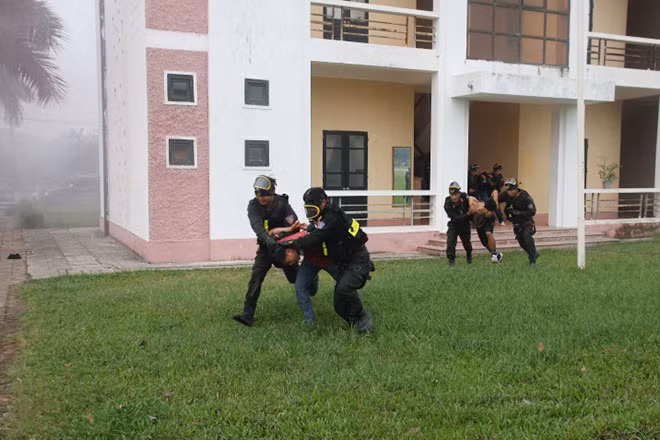 Các đối tượng khủng bố nhanh chóng bị khống chế, bắt giữ.