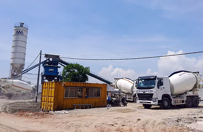 Trạm trộn bê tông Hòa Cầm tại thôn 1, xã Bình Dương, huyện Thăng Bình.
