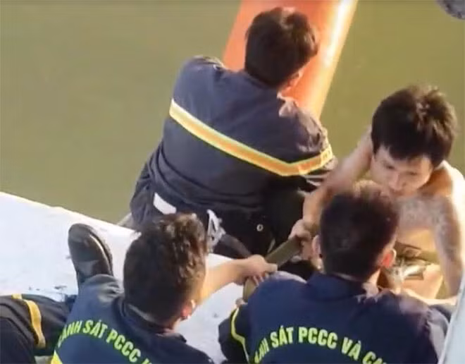 Chiến sĩ Cảnh sát PCCC giải cứu thanh niên bị ngáo đá trên cầu Thuận Phước.