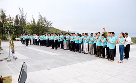 Cán bộ, nhân viên Agribank cùng các đại biểu tưởng niệm các Anh hùng liệt sỹ.