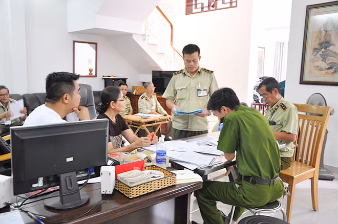 Cùng phối hợp với lực lượng QLTT bắt giữ cơ sở sản xuất trà tẩm hoá chất độc hại tại quận Bình Thạnh TP HCM.