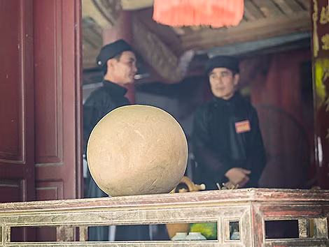 Quả cầu được làm bằng gỗ lim đường kính chừng 40cm và chỉ được mang ra vào những ngày làng có hội.