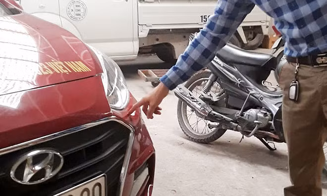 Chủ xe Phạm Bá Lộc bức xúc cho biết xe mình đã bị sơn sửa phần đầu, chất lượng không đảm bảo.