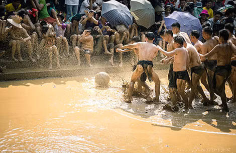 Những pha tranh cầu khiến bùn đất trong sân văng lên bám đầy vào những người đi xem hội. Dân làng cho rằng càng nhiều bùn dính vào người thì càng gặp nhiều may mắn…
