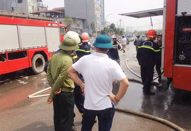 Hơn 10 xe cứu hoả đã được điều tới hiện trường.