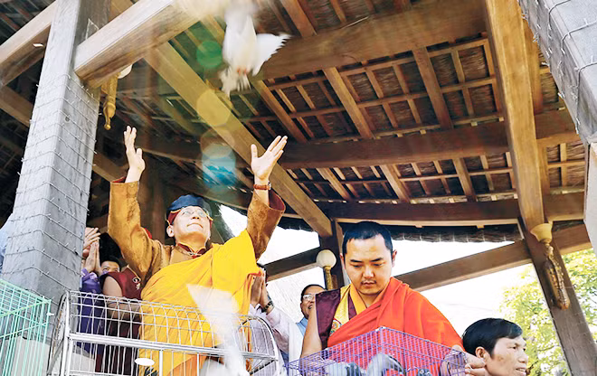 Đức Gyalwang Drukpa thực hiện nghi lễ phóng sinh.