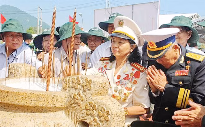 Cựu chiến binh dâng hương tưởng niệm các Anh hùng liệt sĩ hy sinh trong cuộc tổng tiến công và nổi dậy xuân Mậu Thân 1968 tại Phú Yên.