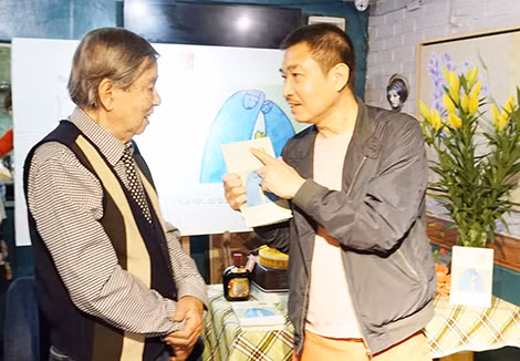 Họa sĩ Lê Thiết Cương và cha. Họa sĩ Lê Thiết Cương và cha.