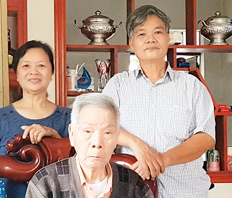 Cụ Đoàn Trấn và vợ chồng người con trai.