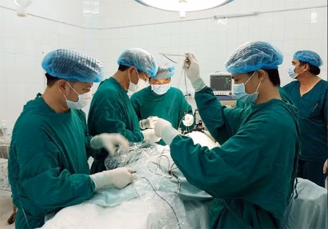 Ê kíp y, bác sỹ Bệnh viện Đa khoa Bình Phước mất hơn 6h để cứu sống anh Hồ Sỹ Hậu.