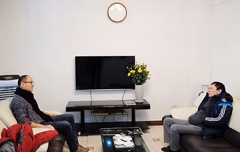 Nhà vật lý, dịch giả Phạm Văn Thiều (bên phải) trò chuyện cùng phóng viên Chuyên đề ANTG Giữa tháng - Cuối tháng.