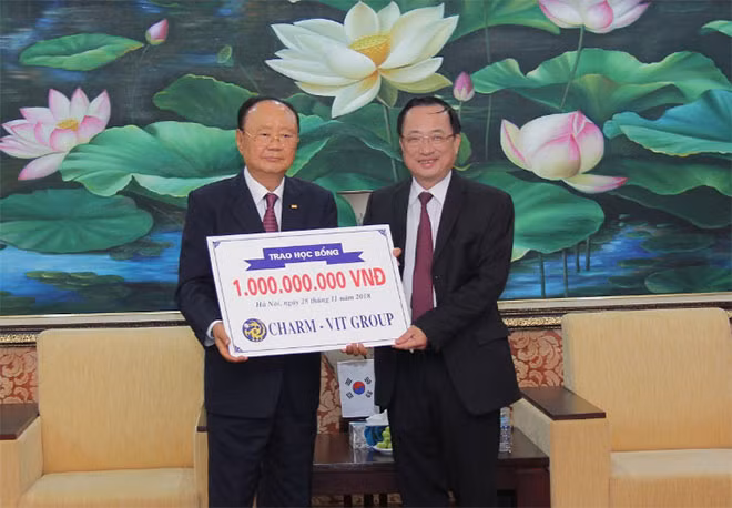 Thứ trưởng Nguyễn Văn Thành đại diện Quỹ Nghĩ tình đồng đội CAND đã tiếp nhận học bổng 1 tỷ đồng của Tập đoàn Charmvit. Thứ trưởng Nguyễn Văn Thành đại diện Quỹ Nghĩ tình đồng đội CAND đã tiếp nhận học bổng 1 tỷ đồng của Tập đoàn Charmvit.
