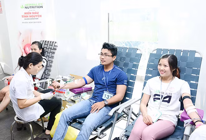 Thành viên độc lập và nhân viên Herbalife Việt Nam nhiệt tình tham gia hiến máu.