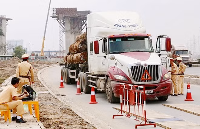 CSGT Hải Phòng kiểm tra một xe nghi quá tải.