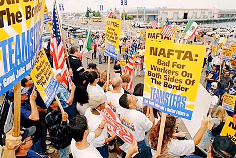 Người dân biểu tình phản đối Hiệp định NAFTA. Ảnh: L.G.
