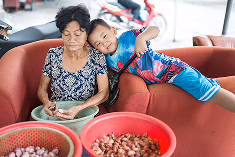 Ở khu tạm cư ai cũng cố tìm cho mình một công việc tạm bợ qua ngày.
