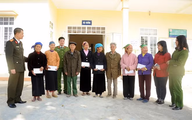 Thượng tá Trần Duy Hiển, Trưởng ban Pháp luật – Bạn đọc và lãnh đạo Công an huyện Văn Chấn thăm hỏi, chúc Tết bà con xã Thanh Lương.