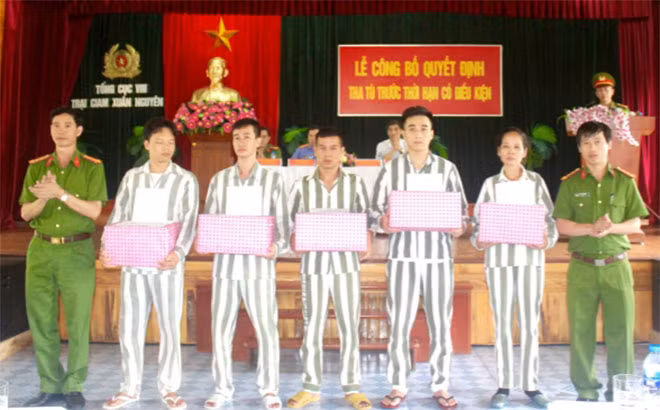 Các phạm nhân được tha tù trước thời hạn. Các phạm nhân được tha tù trước thời hạn.