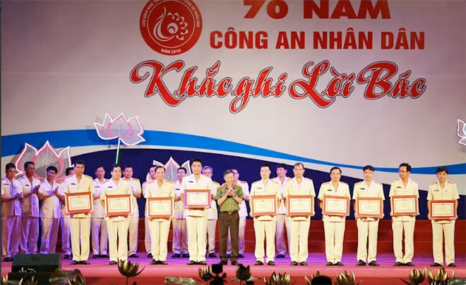 Ban tổ chức trao thưởng cho các đội đạt giải C.