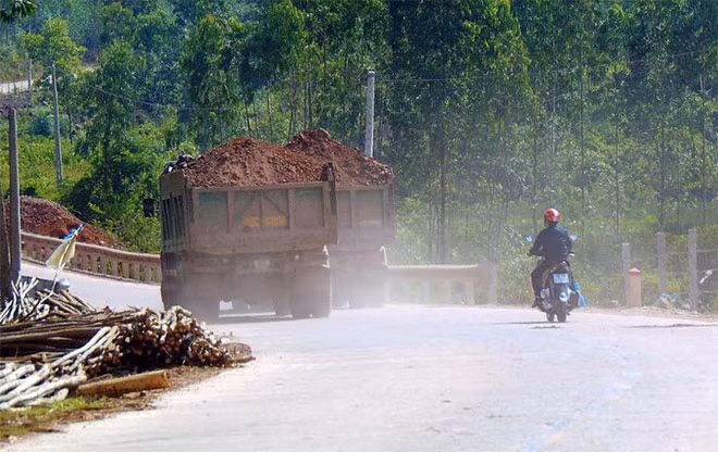 Xe tải chở đất đua nhau chạy trên tuyến ĐT610 đoạn qua xã Duy Thu, huyện Duy Xuyên.