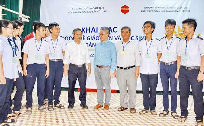 GS Ngô Bảo Châu trò chuyện cùng Hiệu trưởng Trường THPT chuyên Lương Văn Chánh – Phú Yên và một số học sinh chuyên Toán.
