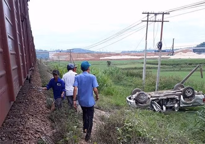 Hiện trường cụ TNGT tàu hỏa đâm xe ô tô.