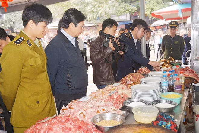 Kiểm tra cơ sở kinh doanh thực phẩm ở chùa Hương.