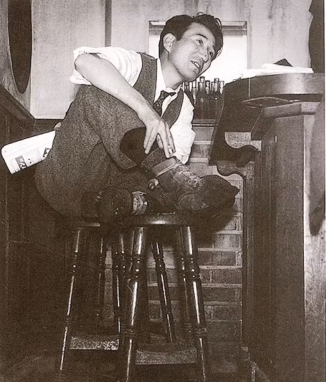Chân dung Dazai Osamu, văn sĩ thuộc phái Vô Lại, người qua đời năm 38 tuổi sau 5 lần quyên sinh.