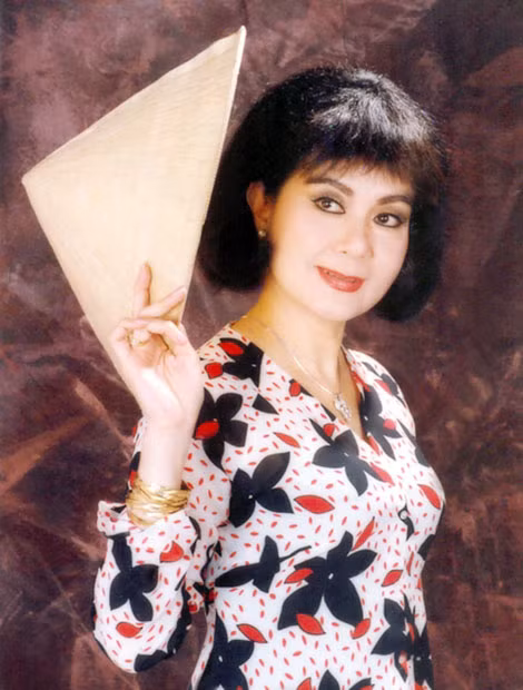 Mỹ Châu lúc được phong tặng Nghệ sĩ Ưu tú vào năm 1993.