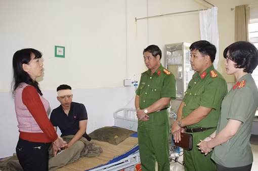 Thăm hỏi chiến sỹ bị thương khi tìm kiếm nạn nhân trong hang Cột Cờ