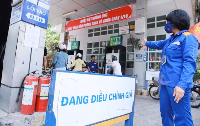 Một trong những cửa hàng trực thuộc Petrolimex chuẩn bị niêm yết giá mới. (Ảnh: Đức Duy/Vietnam+)