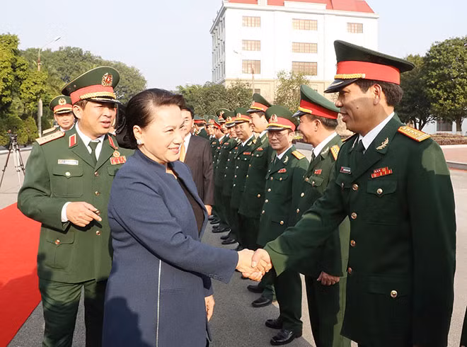 Chủ tịch Quốc hội Nguyễn Thị Kim Ngân với các sĩ quan, cán bộ lãnh đạo của Quân khu 1. Ảnh: TTXVN.