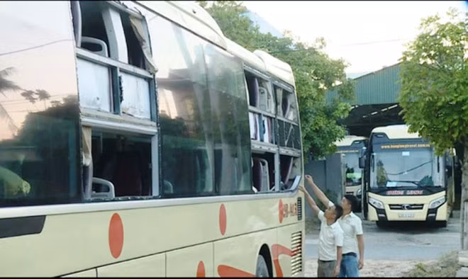 Những chiếc xe khách trị giá nhiều tỷ đồng bị các đối tượng ném vỡ kính làm tài xế và hành khách hoảng loạn. Những chiếc xe khách trị giá nhiều tỷ đồng bị các đối tượng ném vỡ kính làm tài xế và hành khách hoảng loạn.