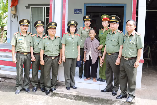 Trung tướng Nguyễn Thanh Nam, Bí thư Đảng ủy, Phó Tổng cục trưởng phụ trách Tổng cục Chính trị CAND trao quà tình nghĩa cho gia đình chính sách tại tỉnh Kiên Giang. Trung tướng Nguyễn Thanh Nam, Bí thư Đảng ủy, Phó Tổng cục trưởng phụ trách Tổng cục Chính trị CAND trao quà tình nghĩa cho gia đình chính sách tại tỉnh Kiên Giang.