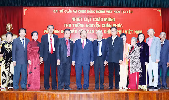 Thủ tướng Nguyễn Xuân Phúc với cán bộ, nhân viên Đại sứ quán và Đại diện cộng đồng người Việt Nam tại Lào.