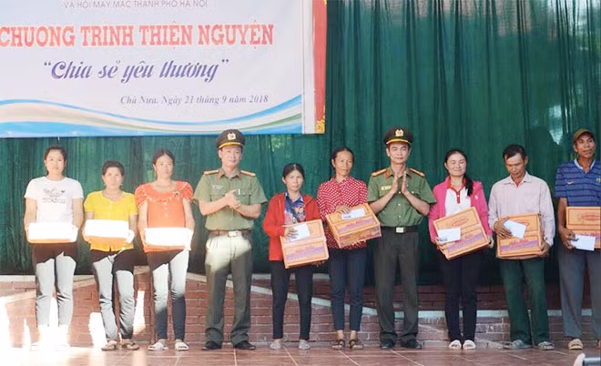 Đại diện Công đoàn cơ sở Văn phòng Bộ Công an tặng quà cho các gia đình bị thiệt hại do mưa lũ.