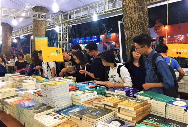 Hội sách đã đón hàng ngàn lượt khách đến tham quan và mua sách.