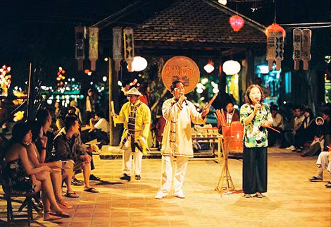 Hát bài chòi trên đường phố Hội An. Ảnh: L.G. Hát bài chòi trên đường phố Hội An. Ảnh: L.G.
