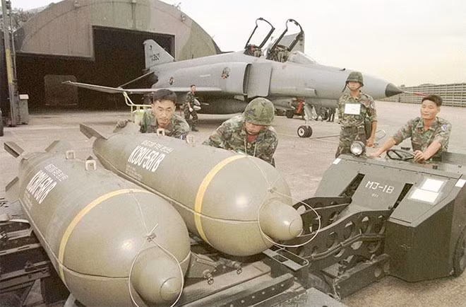 Chi phí thấp nhưng sức phá hủy lớn, trong ảnh bom chùm CBU 58 B của Mỹ tại Hàn Quốc. Chi phí thấp nhưng sức phá hủy lớn, trong ảnh bom chùm CBU 58 B của Mỹ tại Hàn Quốc.