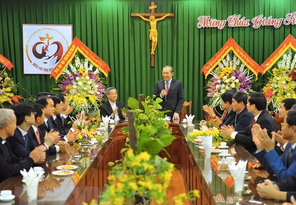 Phó Thủ tướng Thường trực Trương Hòa Bình nói chuyện với các linh mục, giám mục và bà con giáo dân huyện Kim Sơn, tỉnh Ninh Bình. (Ảnh: Minh Đức/TTXVN)