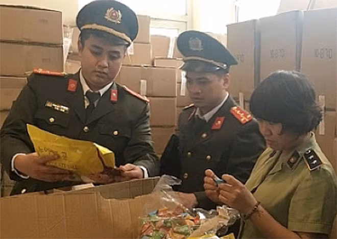 Lực lượng chức năng kiểm tra bánh, kẹo không rõ nguồn gốc